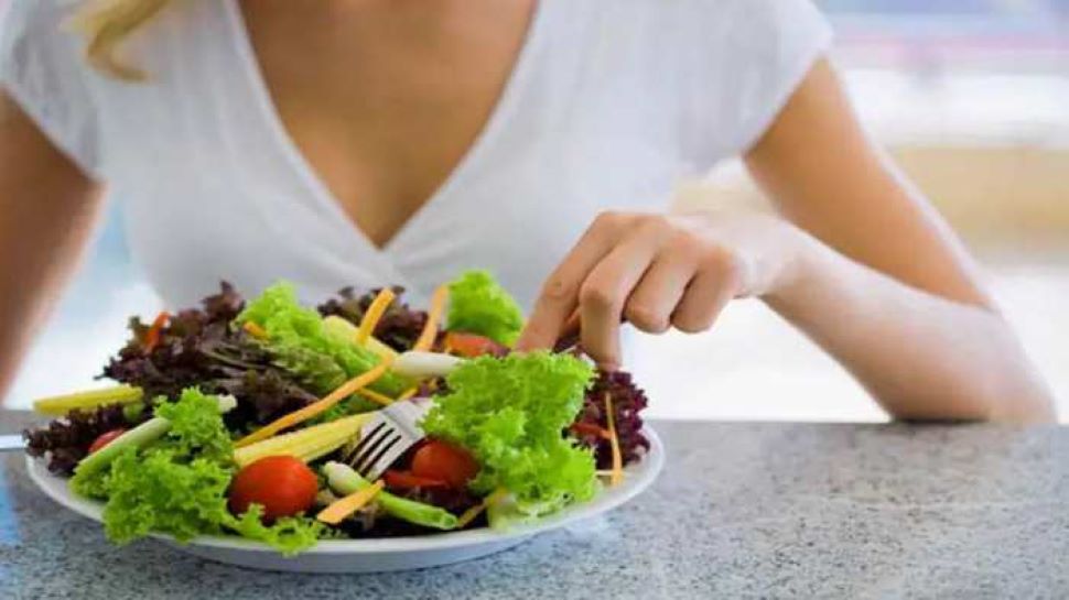 Weight Loss: वजन कम करने के लिए करते हैं सलाद का सेवन? तो  भूलकर भी Salad में शामिल न करें ये चीजें
