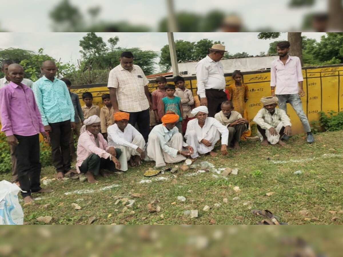 कक्षा कक्षों का शिलान्यास करते अतिथि 