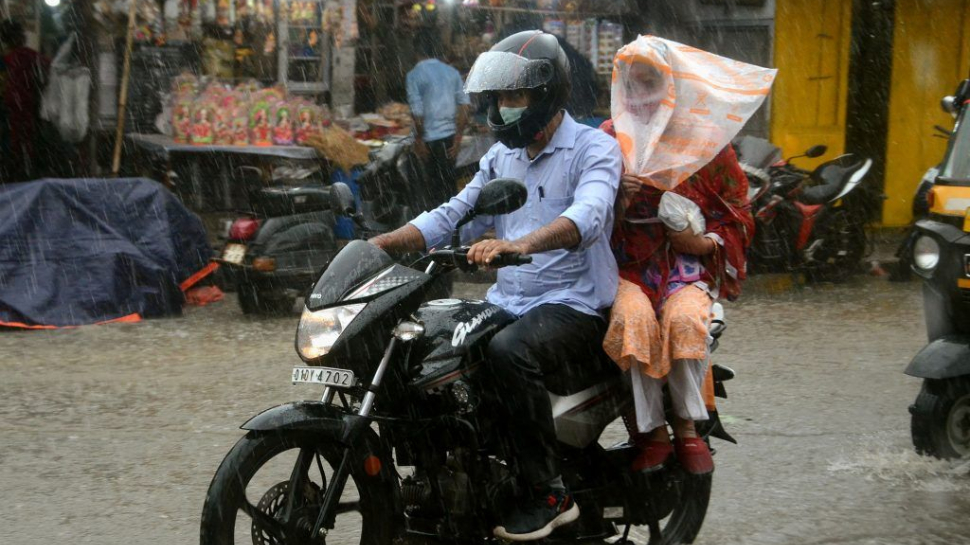 Bike Riding in Rain Tips Keep These things in mind | सिरà¥à¤« रà¥à¤¨à¤à¥à¤ सॠनहà¥à¤ à¤à¤²à¥à¤à¤¾ à¤à¤¾à¤®, बारिश मà¥à¤