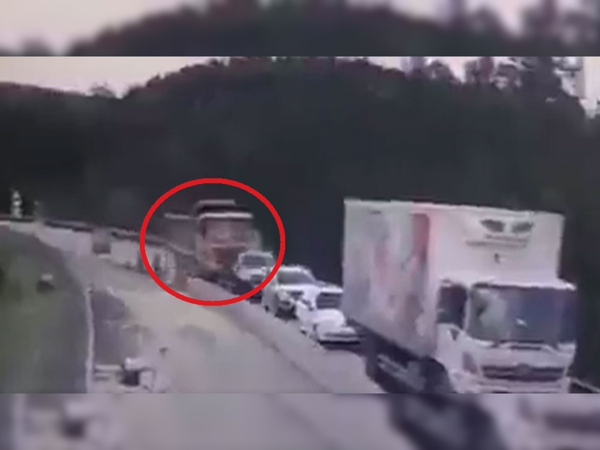 Accident: ट्रक ड्राइवर की एक गलती ने तबाह कर दीं इतनी सारी जानें, वायरल वीडियो देख लोग हुए आग बबूला