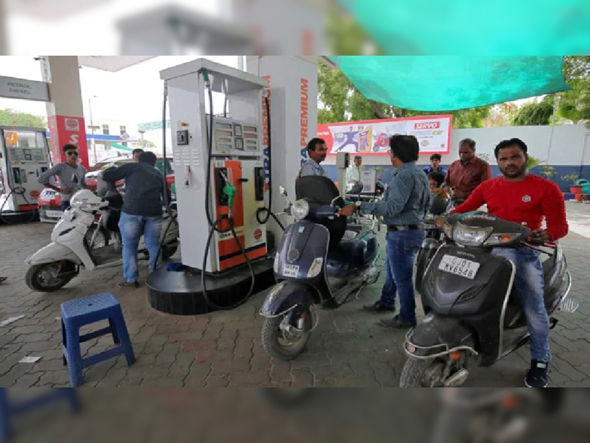 Petrol-Diesel Price: कंपनियों ने अपडेट किए पेट्रोल-डीजल के नए रेट, 129वें दिन भी नहीं बदले भाव, जानें यूपी के शहरों में तेल का दाम