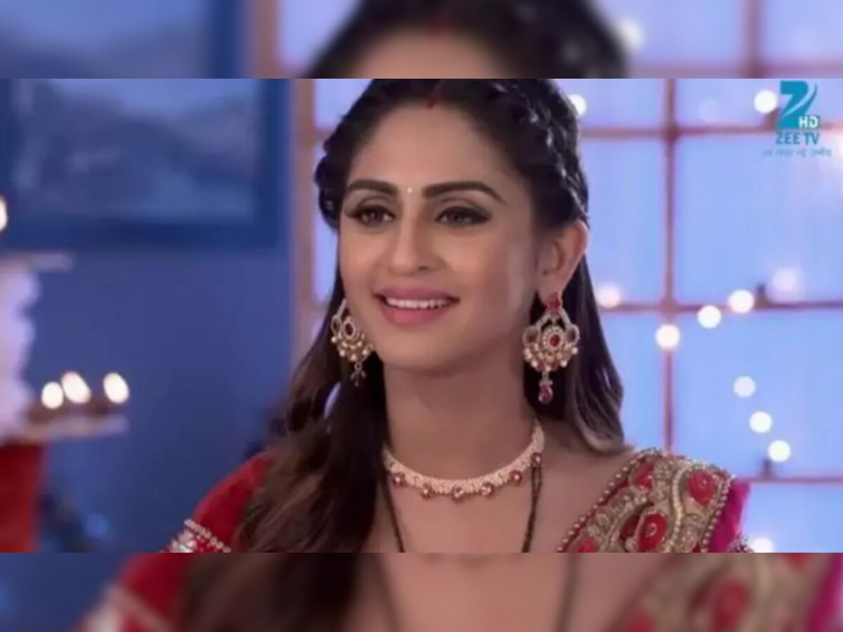 Krystle D'Souza Video: साइड से पूरी खुली थी इस हसीना की ड्रेस, फिर भी हाथ उठाकर करने लगी ऐसी हरकतें