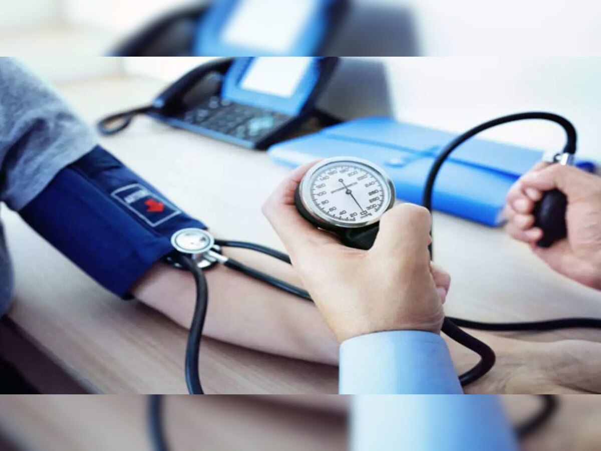 High Blood Pressure: हाई ब्लड प्रेशर के मरीज इन चीजों से बनाएं दूरी, बिगड़ सकती है सेहत