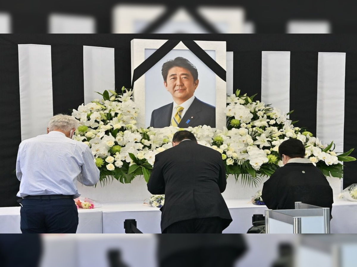 जापान के पूर्व प्रधानमंत्री शिंजो आबे का मंगलवार को प्रतीकात्मक अंतिम संस्कार हुआ