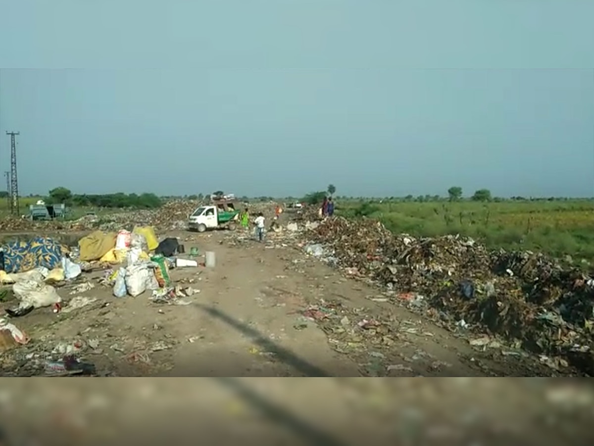 अंता में नगरपालिका का कचरा मेन रोड पर, राहगीर परेशान