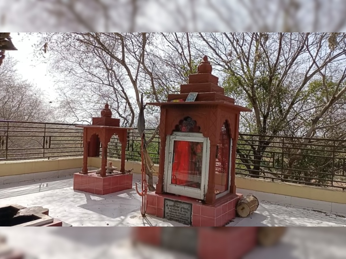 Navratri 2022: UP का ऐसा देवी मंदिर, जहां दंत शिलाओं को पानी से धोने पर निकलता है खून