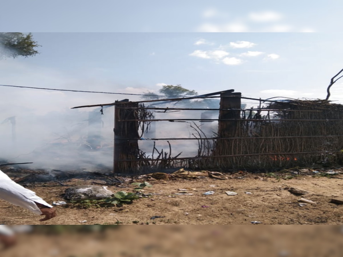 गुड़ामालानी: जमीन विवाद को लेकर बदमाशों ने परिवार को जिंदा जलाने के लिए छपरे में लगा दी आग 