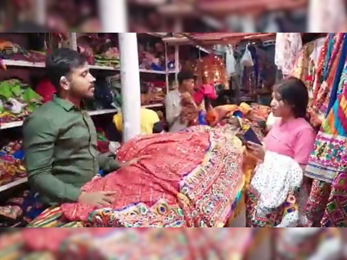 Khandwa पर चढ़ा Garba का रंग, बाजारों में बढ़ी गरबे ड्रेस की डिमांड