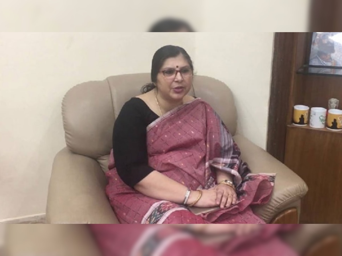 IAS Harjot Kaur: 'फ्री निरोध' वाले बयान के बाद बैकफुट पर IAS, छात्रा ने फिर दागे सवाल