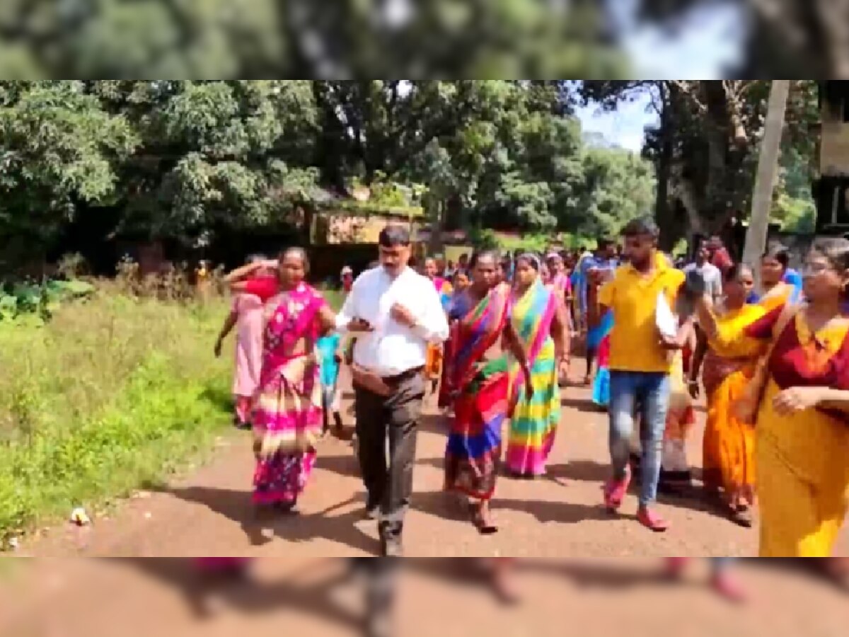 छात्राओं को गोद में बैठाकर दिखाता था अश्लील वीडियो, गुरुजी को जूते चप्पल की माला पहनाकर गांव में घुमाया