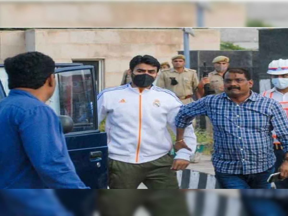 Noida: श्रीकांत त्यागी के समर्थन में धरना देने वालों के खिलाफ पुलिस की सख्ती, नेता समेत करीब 70  लोगों के खिलाफ दर्ज हुआ केस