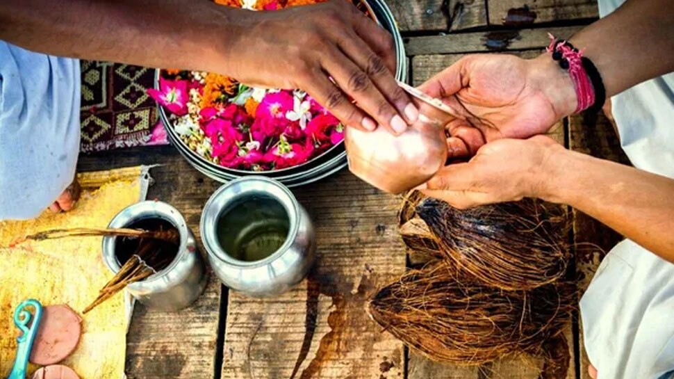 Aachman Vidhi: पूजा-हवन से पहले क्यों किया जाता है आचमन? क्या हैं इसके लाभ, किस दिशा में रखना चाहिए मुख