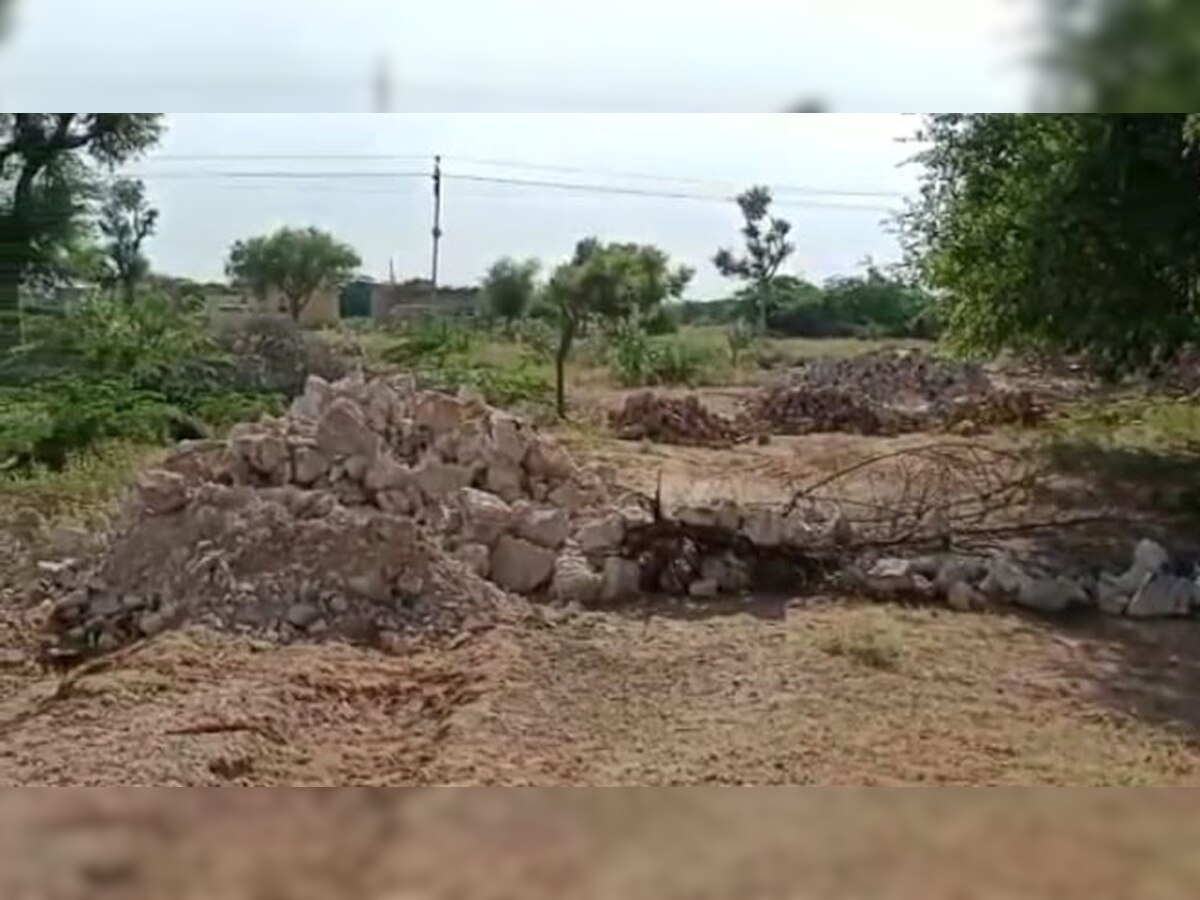 फलोदी: भू-माफियाओं ने रास्ता में पत्थर डालकर किया अतिक्रमण, आवाजाही की बंद 