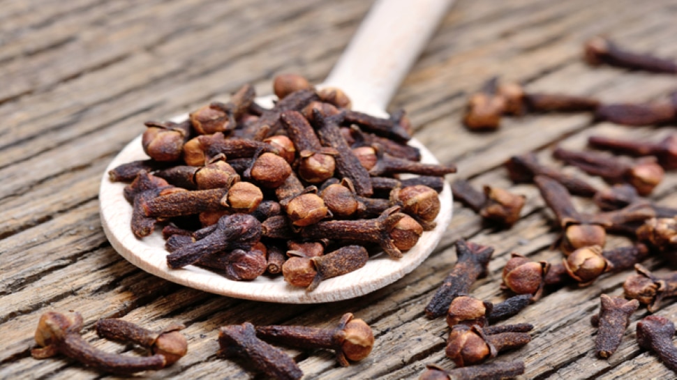 Clove Benefits: रोजाना रात में इस तरह से खाएं लौंग, बॉडी की इन समस्याओं से मिलेगा छुटकारा