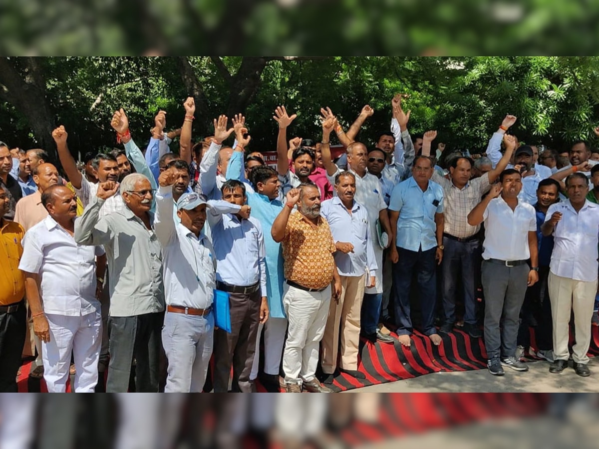 जयपुर कलेक्ट्रेट सर्किल पर राजकीय वाहन चालकों का विरोध प्रदर्शन, भर्ती समेत 11 सूत्रीय मांगें रखी