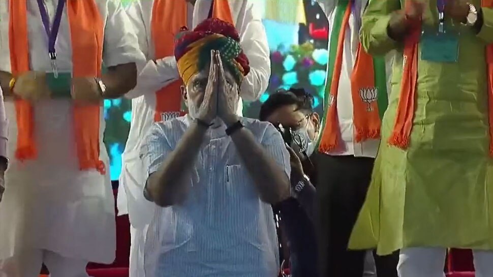 Watch: नियमों के ऊपर PM भी नहीं! प्रधानमंत्री मोदी ने घुटनों पर बैठ मांगी माफी, ये है वजह