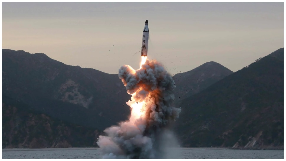 North Korea: उत्तरी कोरिया ने फिर दी अमेरिका को चुनौती, एक हफ्ते में चौथी बार किया बैलेस्टिक मिसाइल का परीक्षण