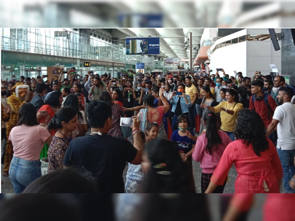 Bengaluru: बेंगलुरु एयरपोर्ट पर महिलाओं और बच्चों ने किया गरबा , वीडियो हुआ वायरल 
