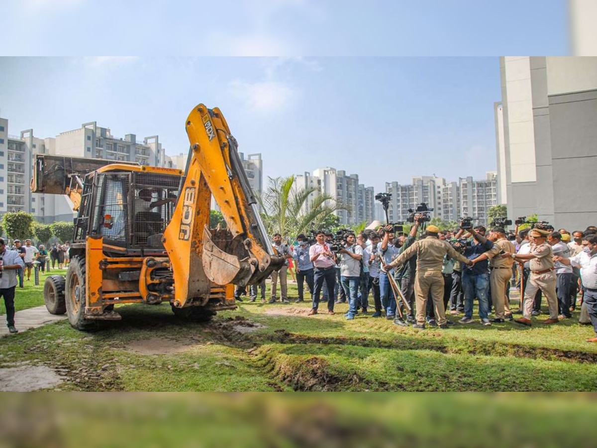 Bulldozer Action: श्रीकांत त्यागी की सोसायटी में बुलडोजर पर लगा ब्रेक, HC ने 20 दिन तक लगाई रोक