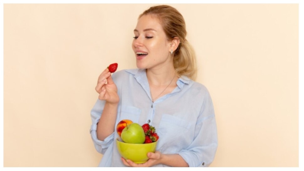Fruit Eating Tips: ऐसे खाएंगे फल तो नहीं होगा शरीर को फायदा, जान लें आयुर्वेदिक तरीका