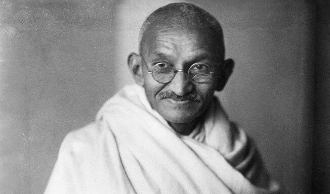 Gandhi Jayanti 2022 Wishes: इन Status और Quotes के साथ करिए बापू को याद, अपने प्रियजनों को दें ऐसे बधाई