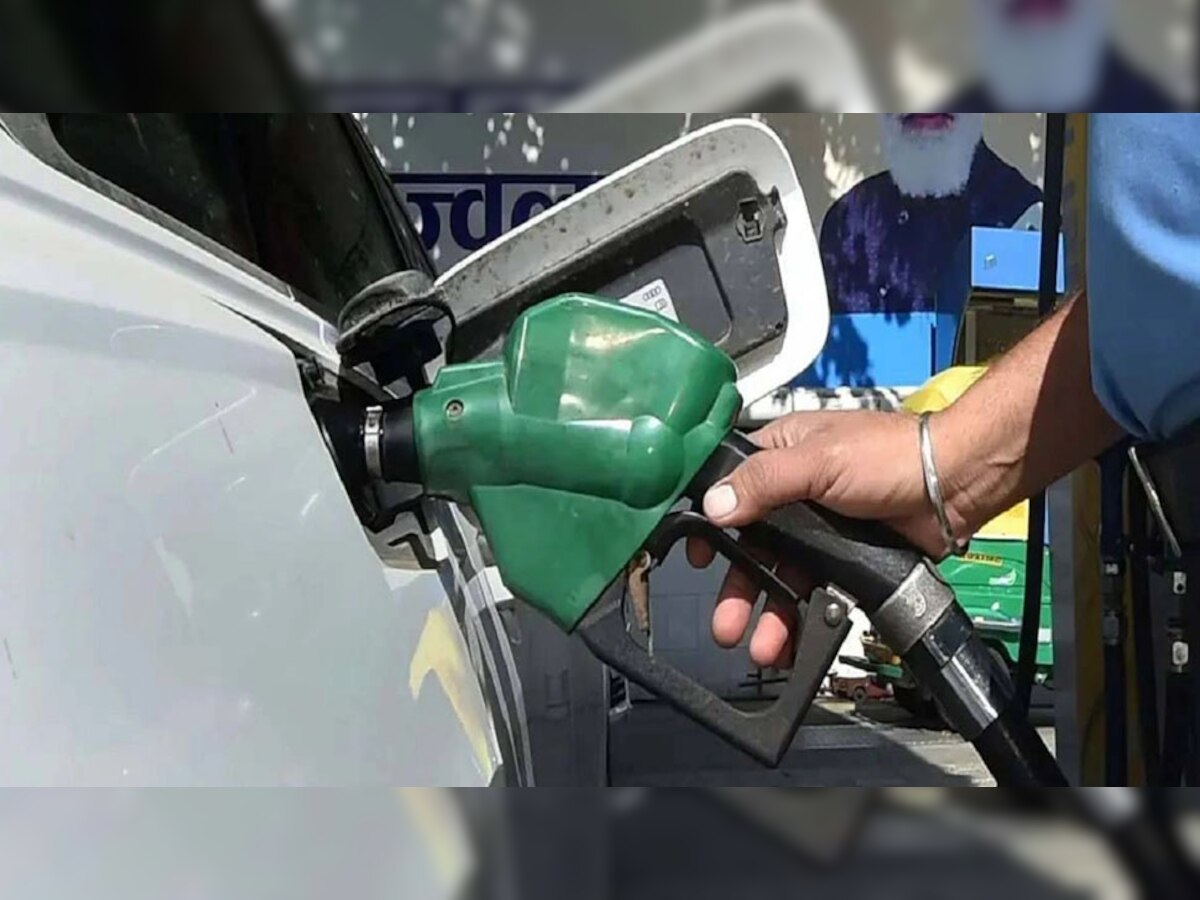 Petrol-Diesel Price: एक झटके में 40 रुपये सस्ता हुआ पेट्रोल, लोग खुशी से उछले; जानें कहां मिली ये बड़ी राहत 