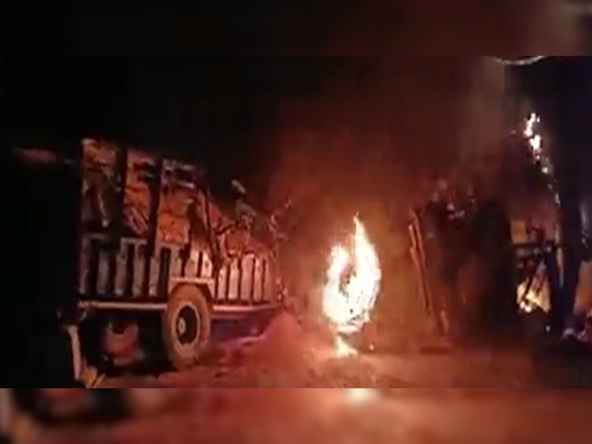 सीतापुर में दिल दहला देने वाला मंजर: टैंकर और ट्रैक्टर की भीषण टक्कर में जिंदा जल गया चालक