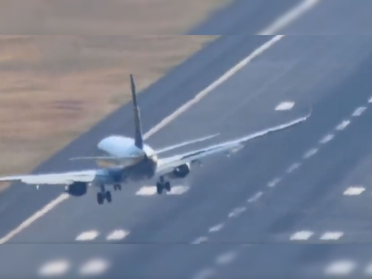 Plane Landing: जब आसमान में फंस गया विमान, जैसे-तैसे रनवे पर उतरने लगा लेकिन..., देखें वायरल वीडियो