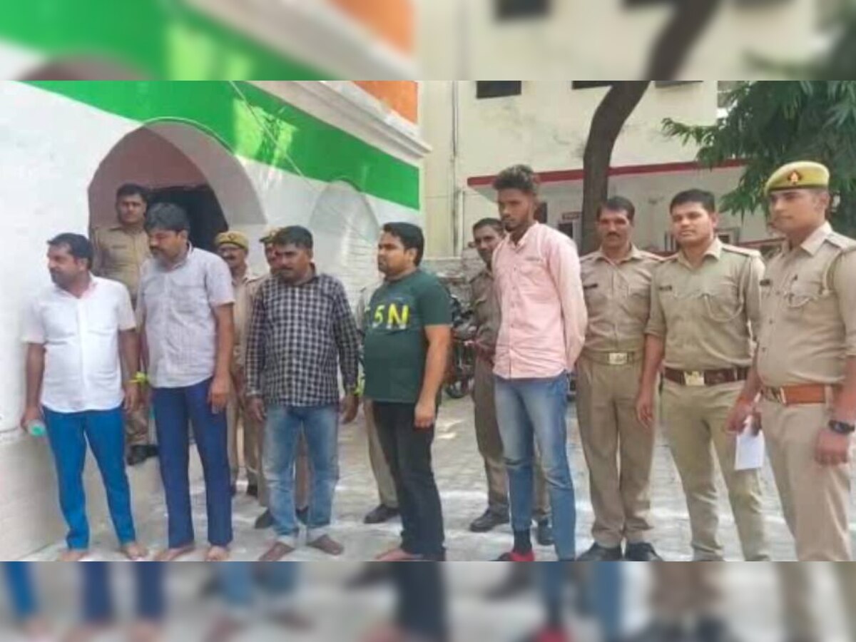 Kannauj: राजस्थान से तस्करी कर लाई जा रही चंदन की लकड़ी जब्त, सलाखों के पीछे तस्कर