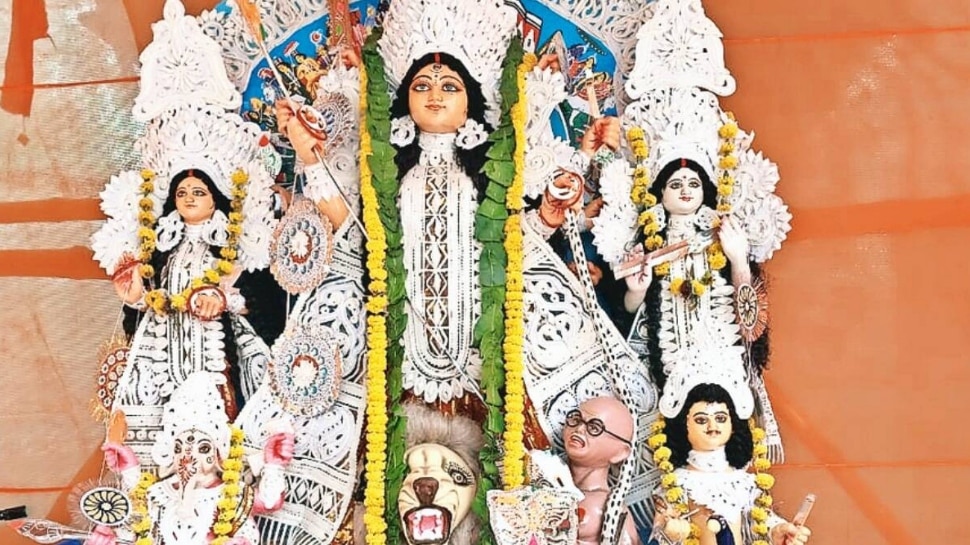 Gandhi Durga Puja: कोलकाता के दुर्गा पूजा पंडाल में गांधी को असुर जैसा दिखाने पर बवाल, TMC बोली- यह BJP का असली चेहरा