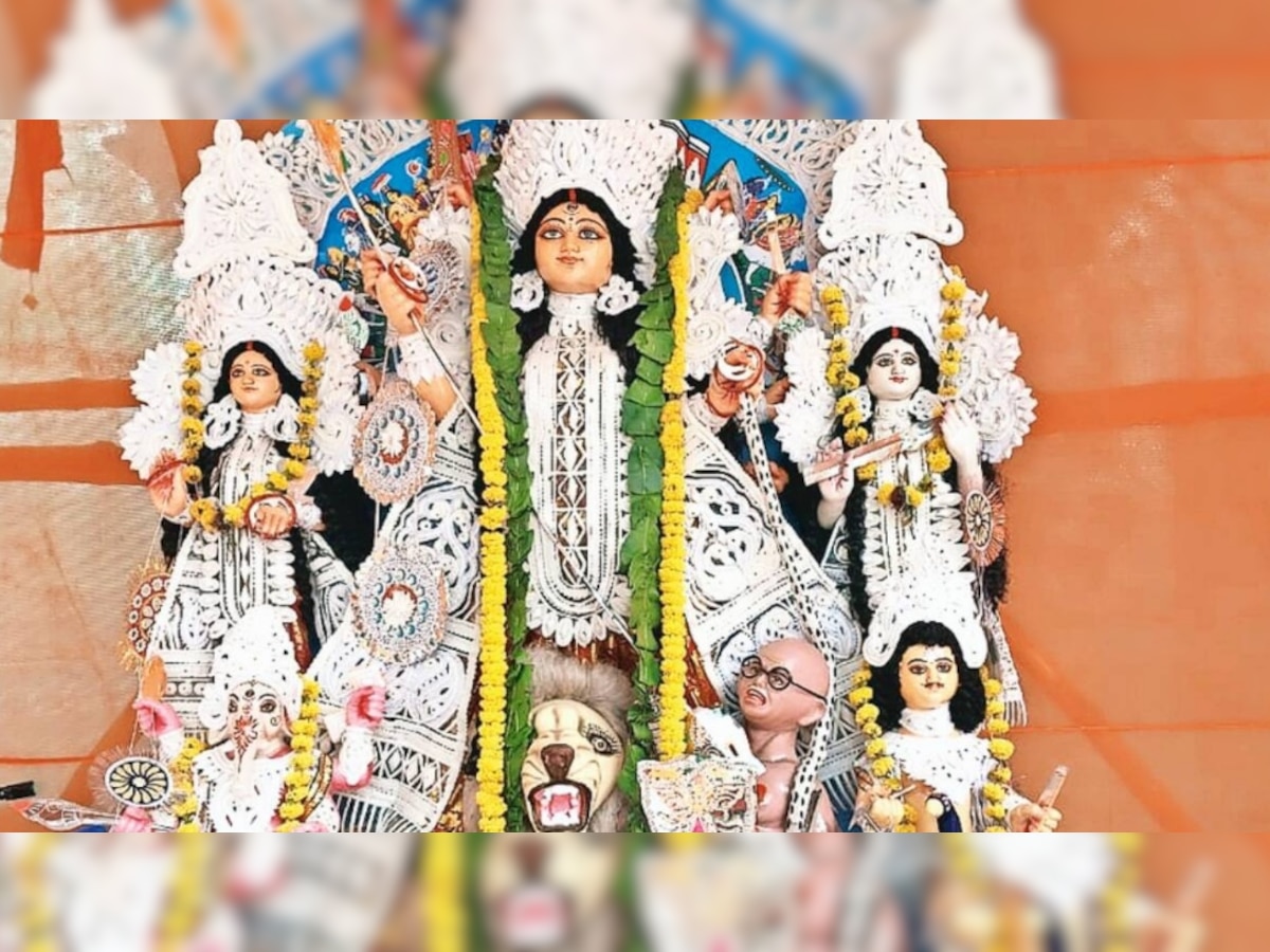 Gandhi Durga Puja: कोलकाता के दुर्गा पूजा पंडाल में गांधी को असुर जैसा दिखाने पर बवाल, TMC बोली- यह BJP का असली चेहरा 