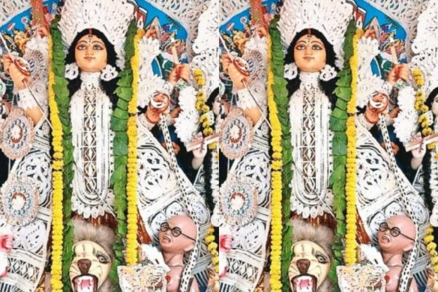 पूजा पंडाल में महात्मा गांधी को राक्षस के रूप में दर्शाने से विवाद, बाद में हटाई गई प्रतिमा