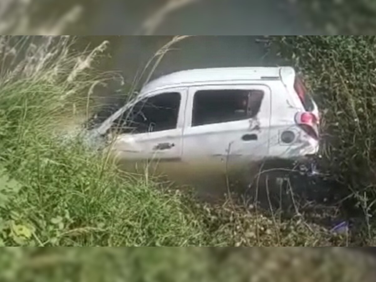 संतकबीरनगर: अनियंत्रित कार रेलिंग तोड़कर नाले में गिरी, हादसे में मां -बेटे समेत तीन की मौत