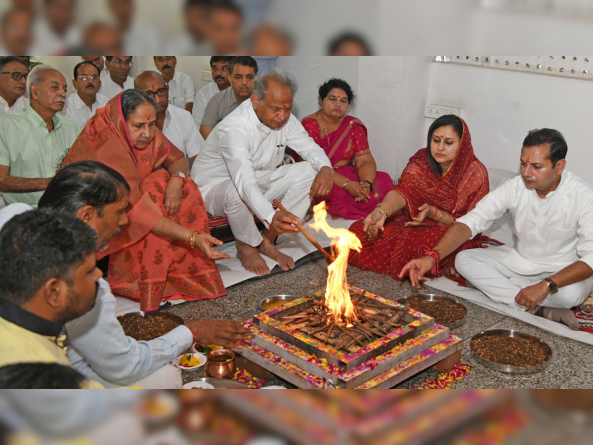 सीएम गहलोत ने मां श्री जगदंबे की सपरिवार की पूजा.