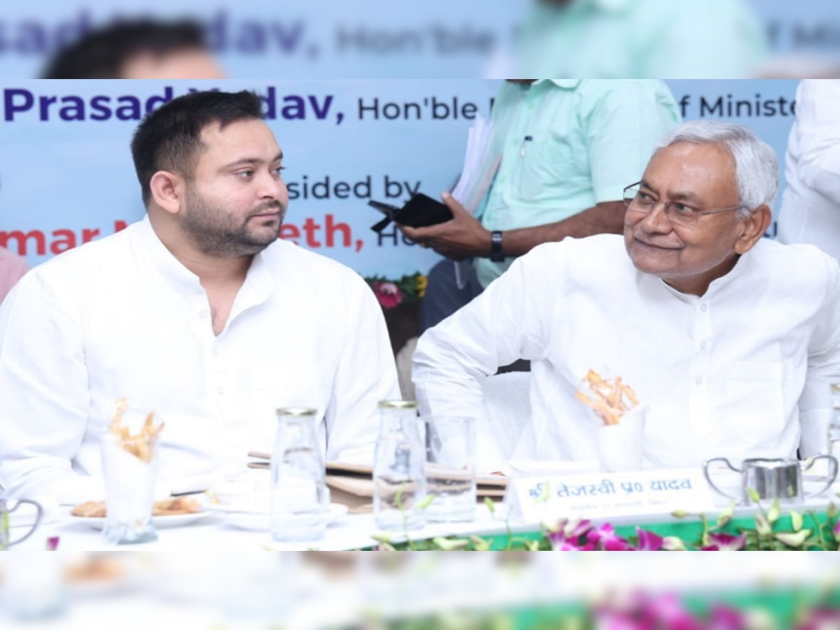 एक कार्यक्रम के दौरान तेजस्वी और नीतीश कुमार. (तस्वीर साभार-@yadavtejashwi)