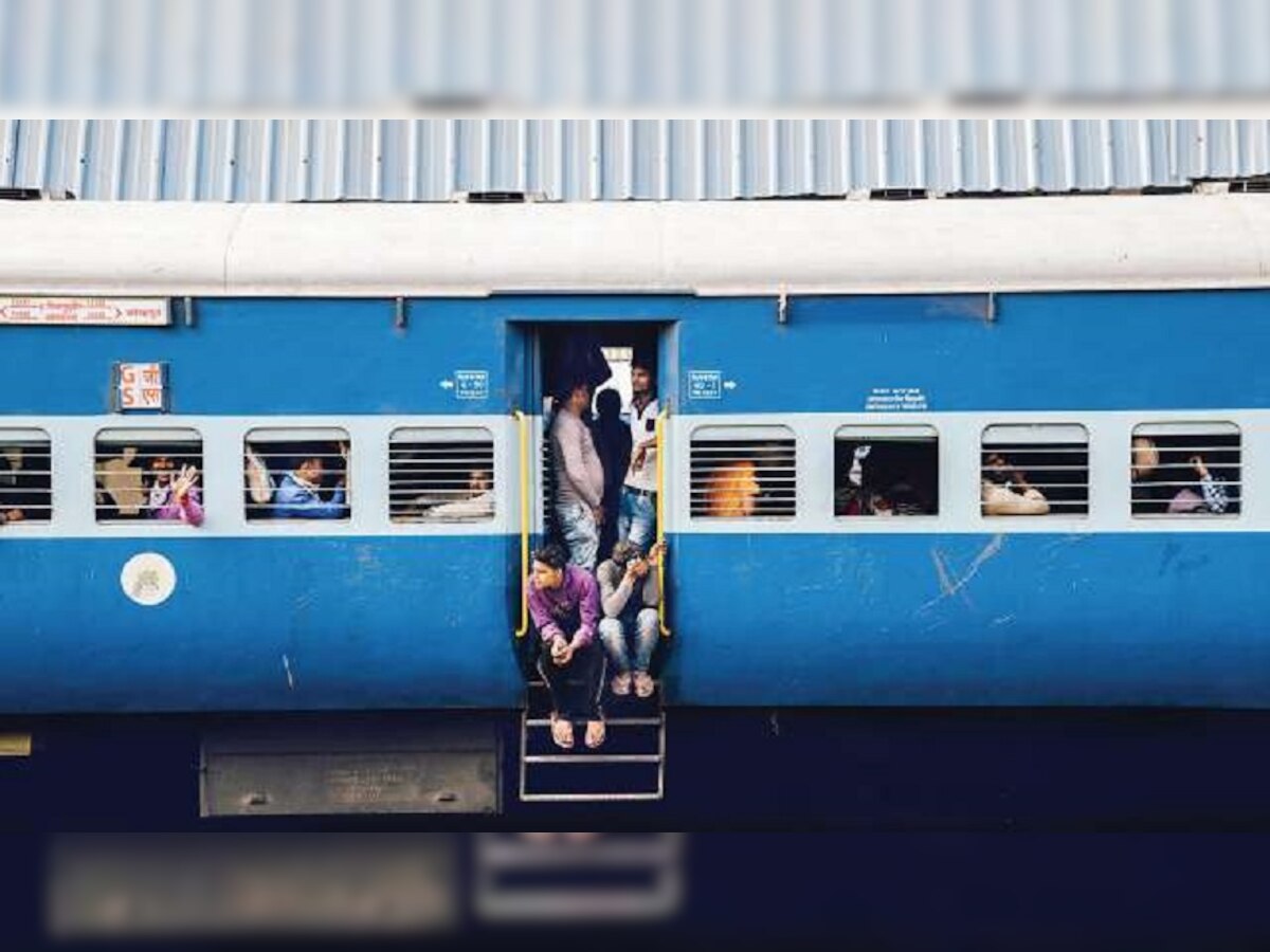 Indian Railways: रेलवे के करोड़ों यात्रियों के लिए बड़ी खबर, बदल गया 500 ट्रेनों का टाइम, जारी हुआ ट्रेनों का नया टाइम-टेबल
