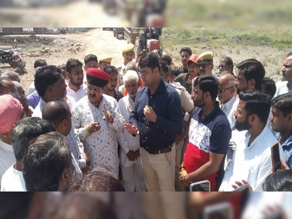लाडपुरा: किसानों की ताकत के आगे झुका प्रशासन, रातों रात बिछाई पाइप लाइन