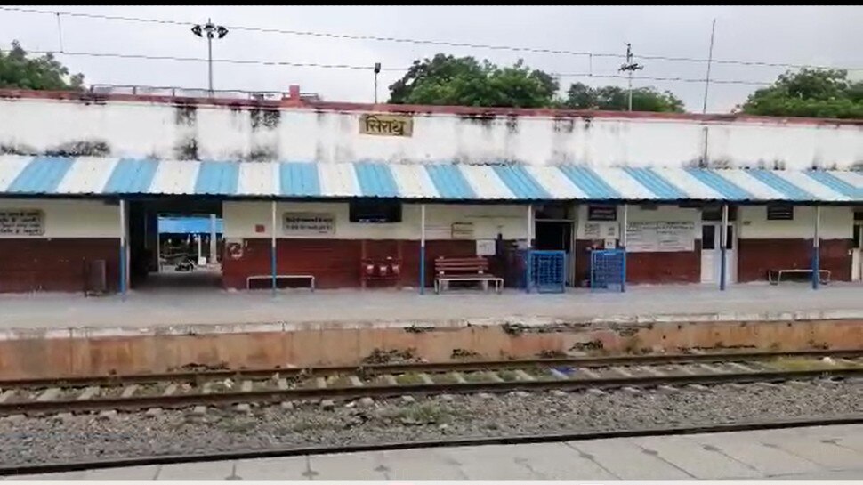 kaushambi News Station master thrashed railway worker for one and a