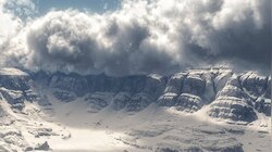 उत्तराखंड में बड़ा हादसा! पहाड़ पर फंसे 20 पर्वतरोहियों में 10 की मौत 