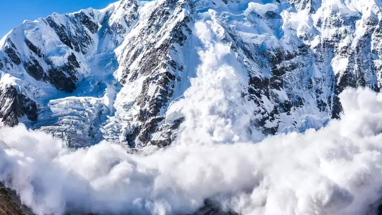 उत्तराखंड के उत्तरकाशी में हिमस्खलन, 29 पर्वतारोही फंसे, आठ बचाए गए