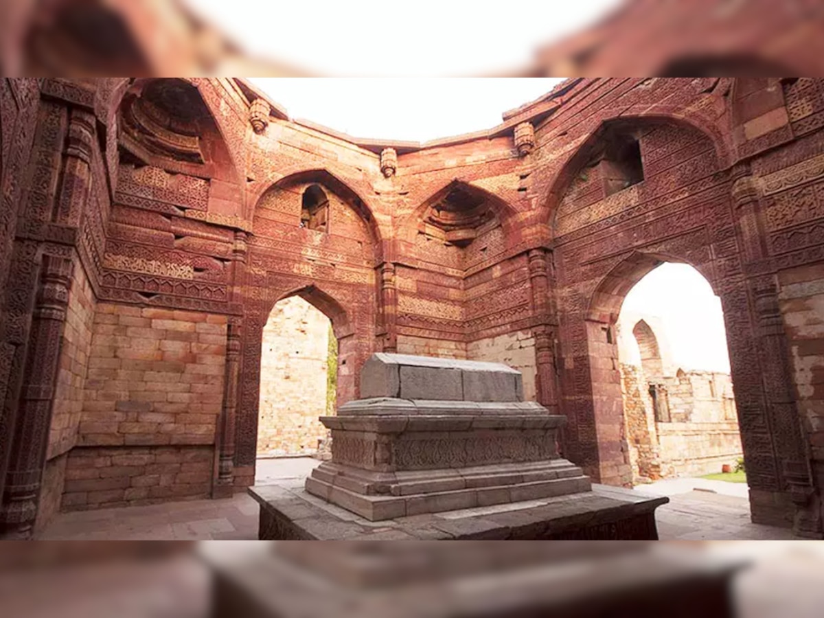 Delhi Monuments: आज भी बिना छत के है दिल्ली के सुल्तान इल्तुतमिश का मकबरा, जानिए कहां है?