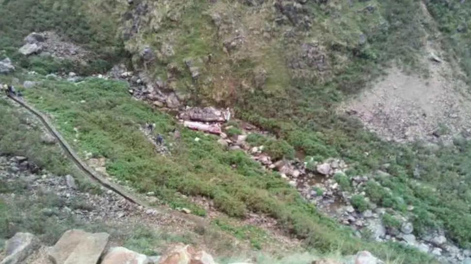 Uttarakhand में 12 घंटे के अंदर दूसरा बड़ा हादसा, बारातियों से भरी बस खाई में गिरी; 45-50 लोग थे सवार