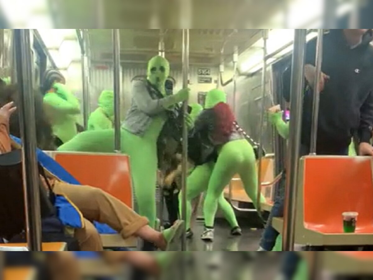 New York Metro: अजीबोगरीब सूट पहनकर अचानक मेट्रो में घुसीं महिलाएं, यात्रियों को लूटने लगीं