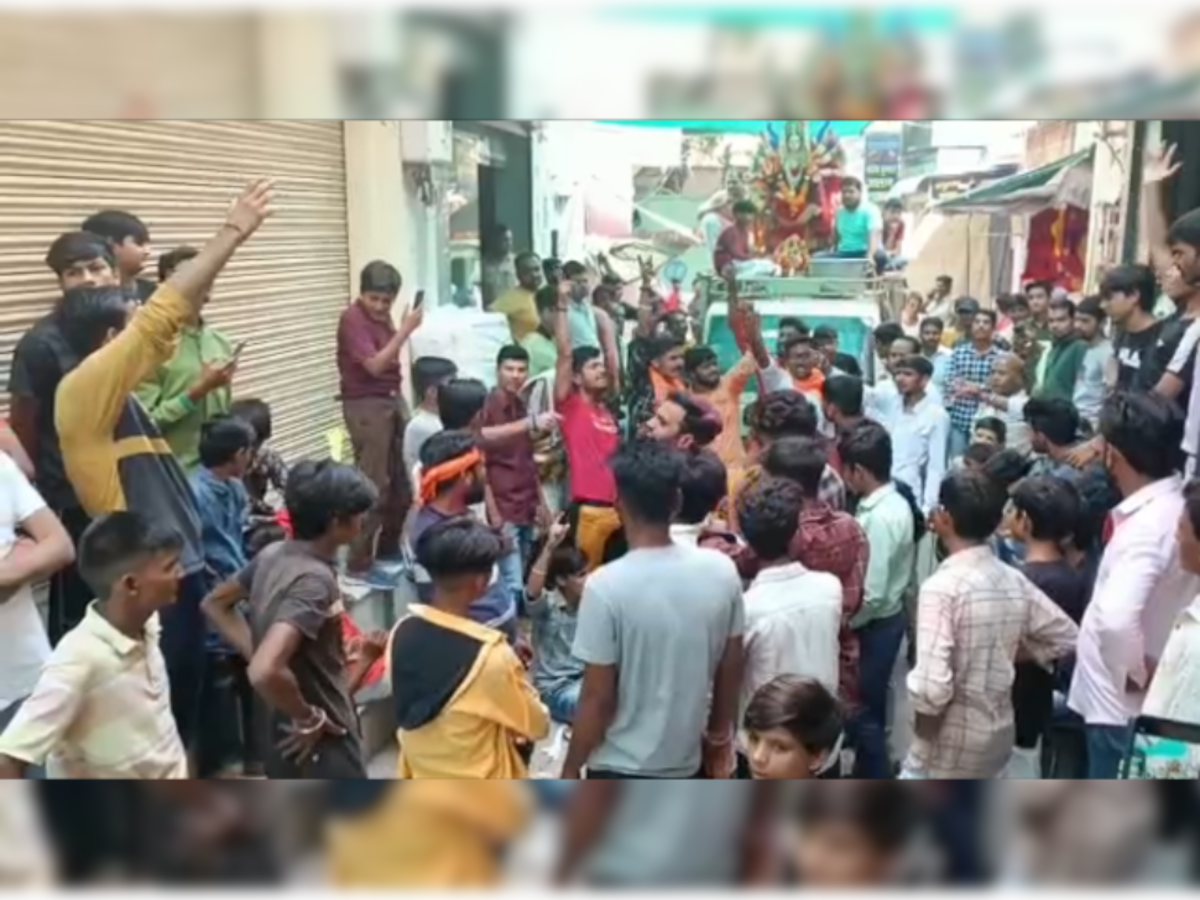 Jhunjhunu: दुर्गा विसर्जन पर हो रही यात्राओं को कपड़ा बाजार में रोका, जानिए पूरा मामला