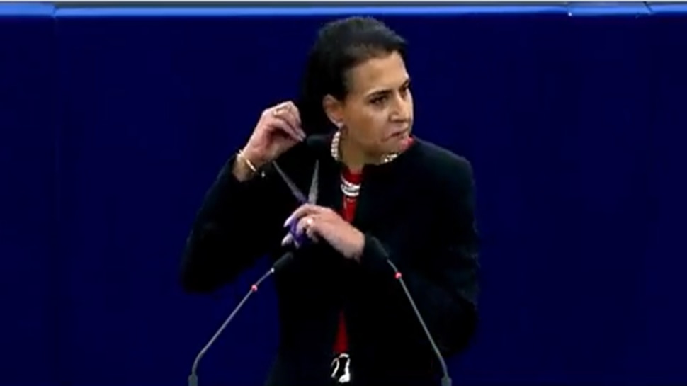 Video: भरी संसद में महिला सांसद क्यों कैंची से काटने लगी अपने बाल? वायरल हो रहा ये वीडियो