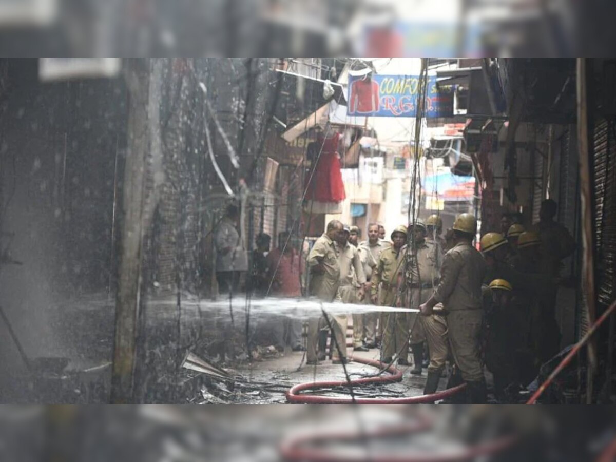 Delhi Gandhi Nagar Market Fire: दिल्ली की गांधी मार्केट में लगी भीषण आग, 35 गाड़ियों ने 5 घंटे तक किया छिड़काव; करोड़ों का नुकसान