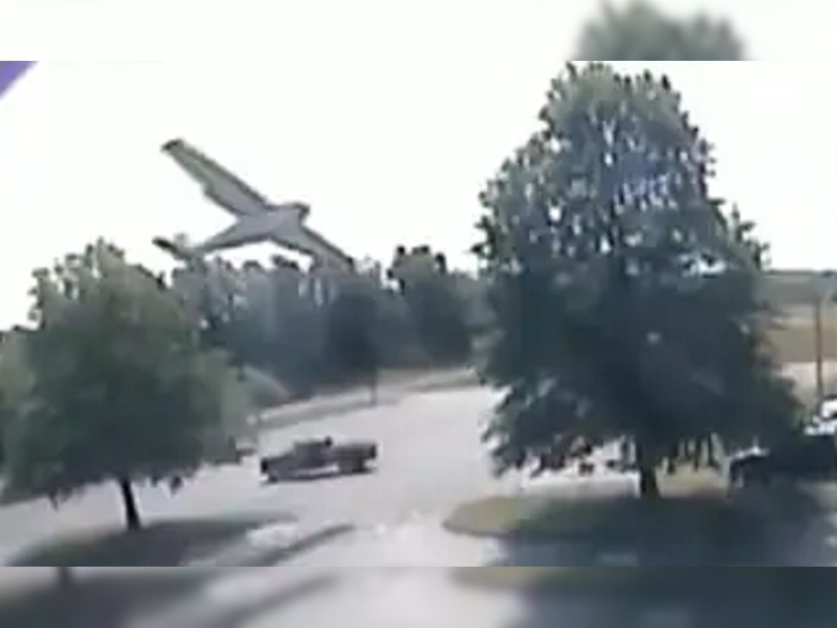 Plane Crash: पेड़ से टकराकर धड़ाम से गिरा प्लेन, फिर पार्किंग में कार के बगल जाकर लगा