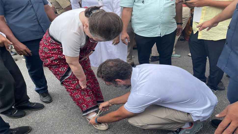 Social Media Battle: मां सोनिया के जूते का फीता बांधते राहुल की तस्वीर हुई वायरल तो बीजेपी ढूंढ लाई पीएम मोदी की यह फोटो