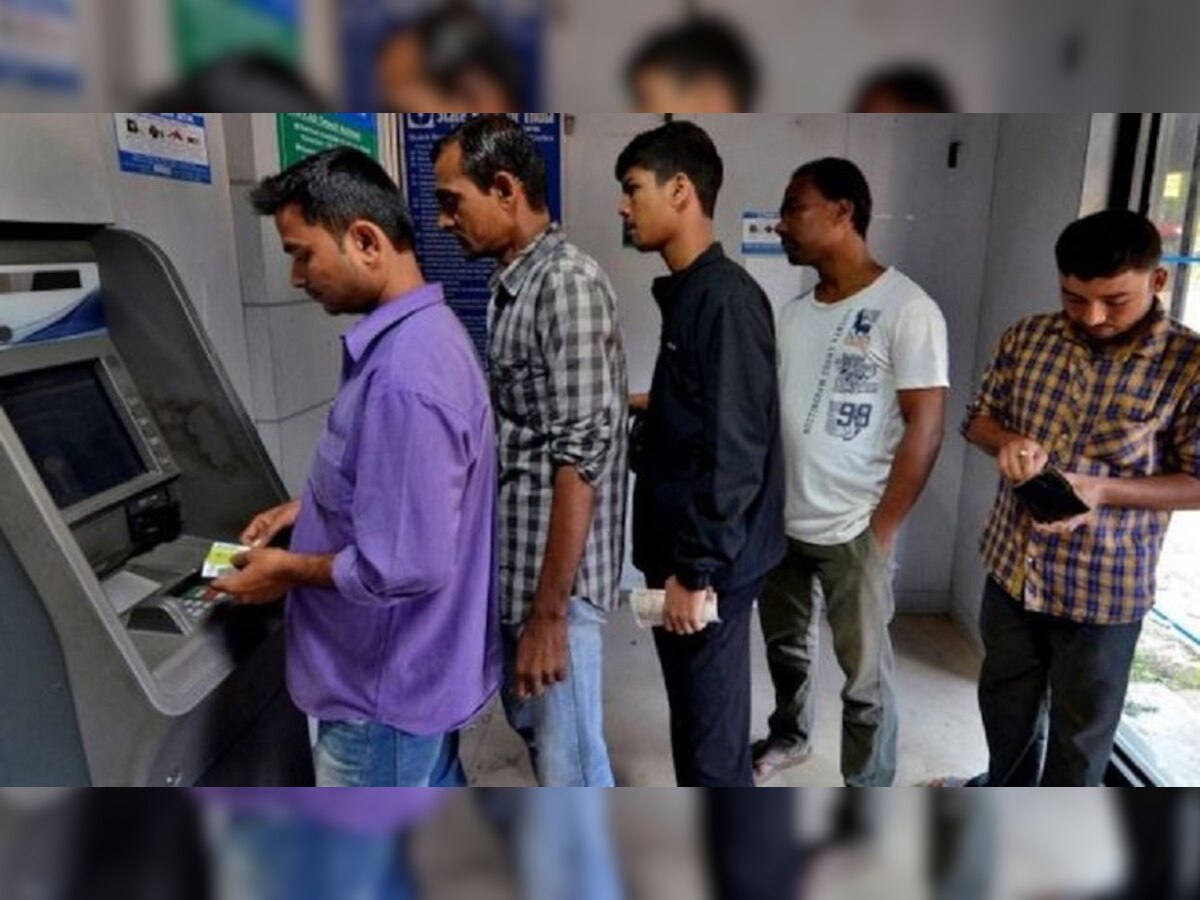 ATM से पैसे निकालने वालों के लिए बड़ी खबर, अब खाते से कट जाएंगे इतने रुपये! RBI ने दी जानकारी