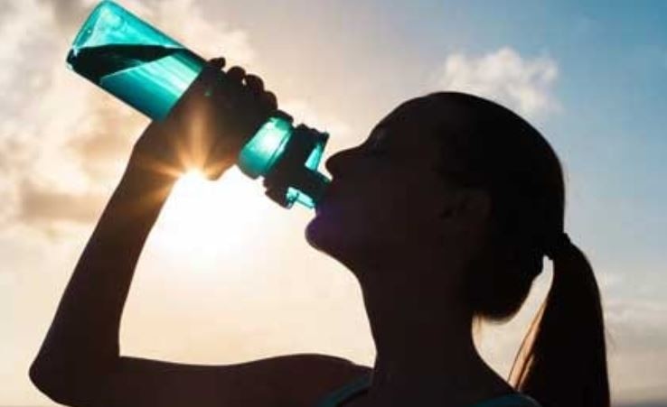 बिल्कुल भी न करें प्लास्टिक बोतल में पानी पीने की भूल, सेहत में होता है ये बड़ा नुकसान